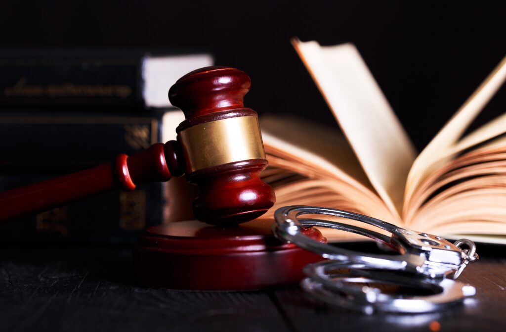 Ceza Hukuku ile ilgili adalet temalı görsel.