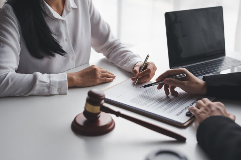 İcra ve İflas Hukuku ile ilgili borç tahsili ve takip işlemlerini simgeleyen görsel.